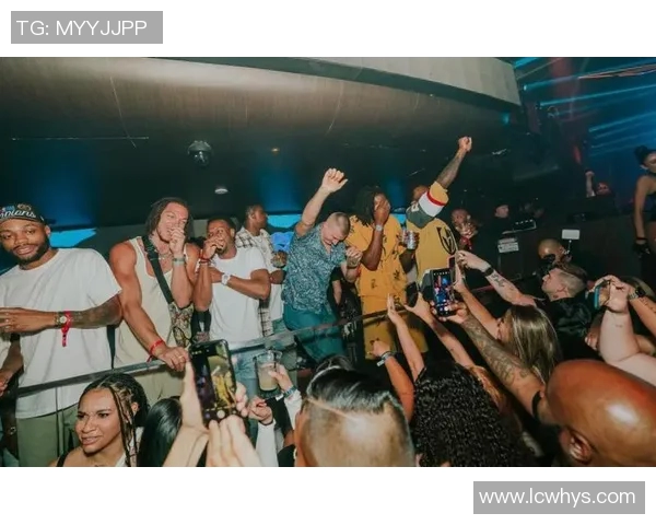 夜店狂欢与足球赛场交织 谁是那位夜店风采的足球明星 夜店狂欢与足球赛场交织 谁是那位夜店风采的足球明星