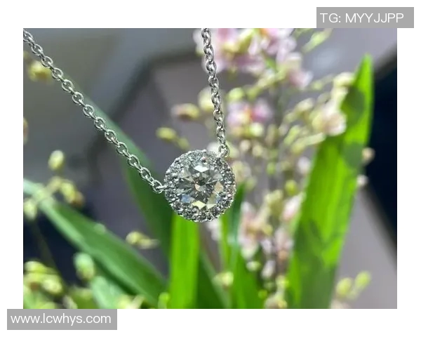 足球巨星黑白头像艺术风格展示彰显经典球员风采与永恒魅力